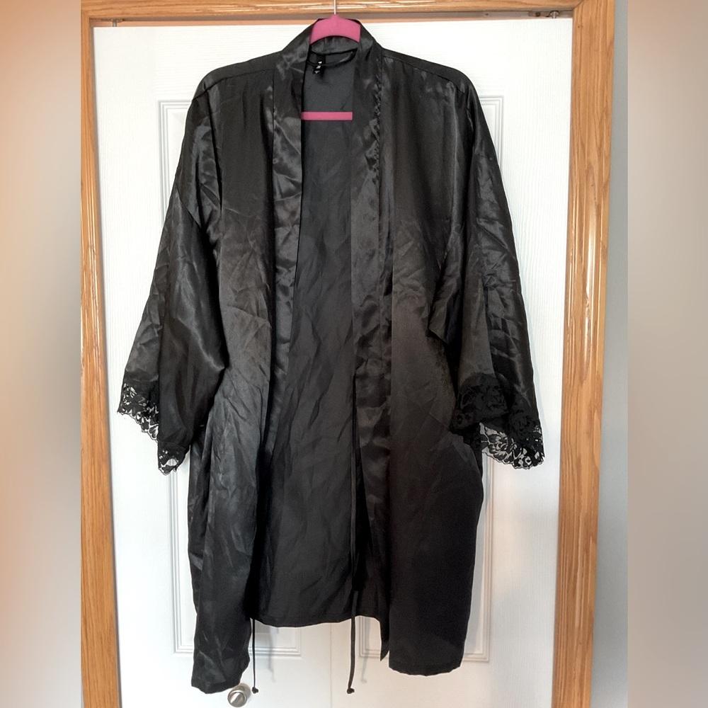 Torrid Black Size 2 Robe